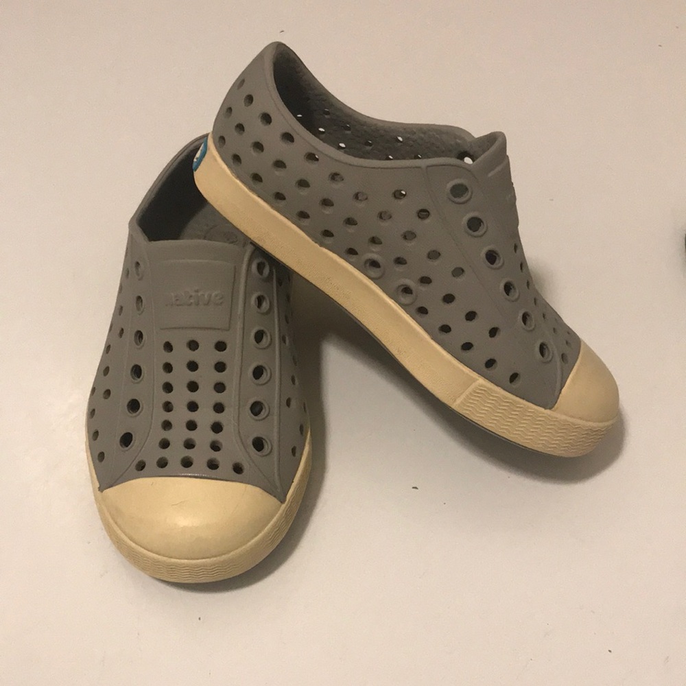 Gray natives size 7 kids